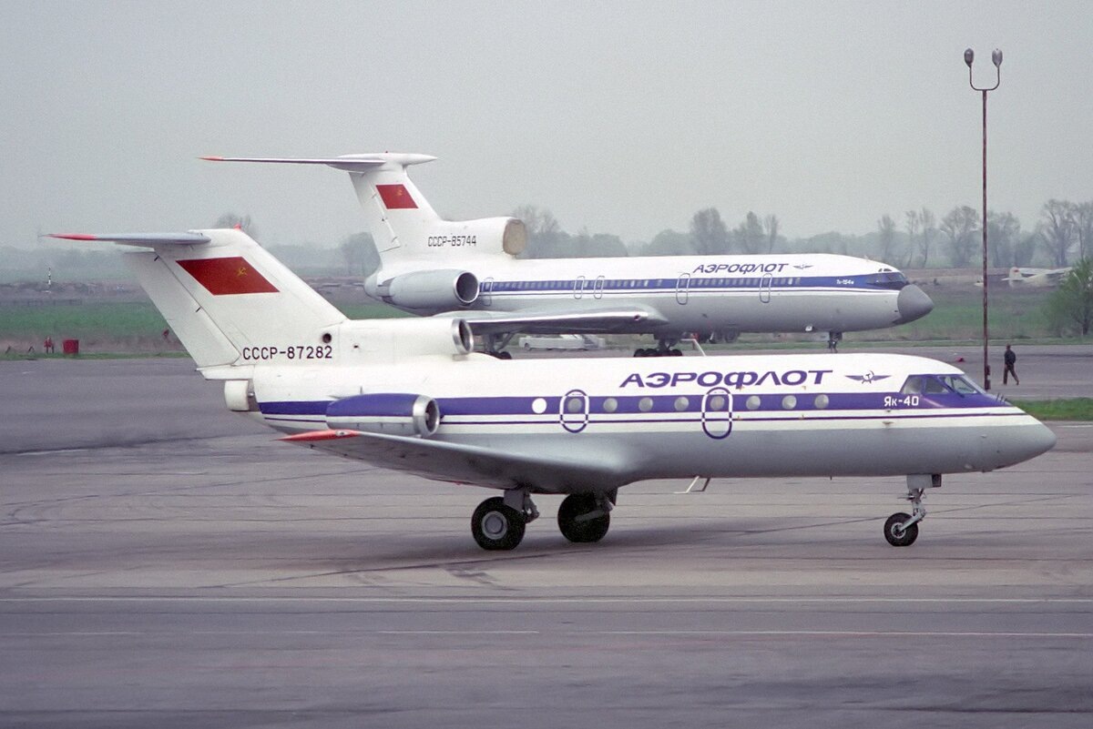 На переднем плане самолёт Як-40.
