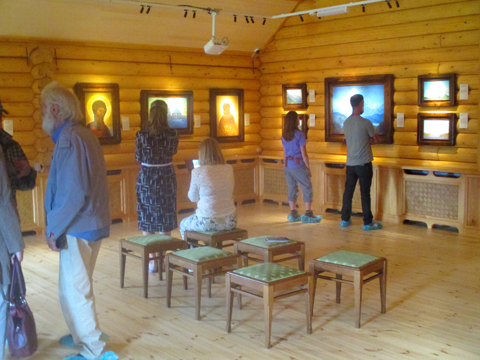 Большой зал Выставочного павильона, где выставлены картины Б.Смирнова-Русецкого