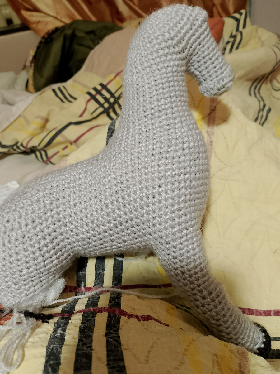 Вяжу лошадку.  Из-за болезни, лёжа в постели 