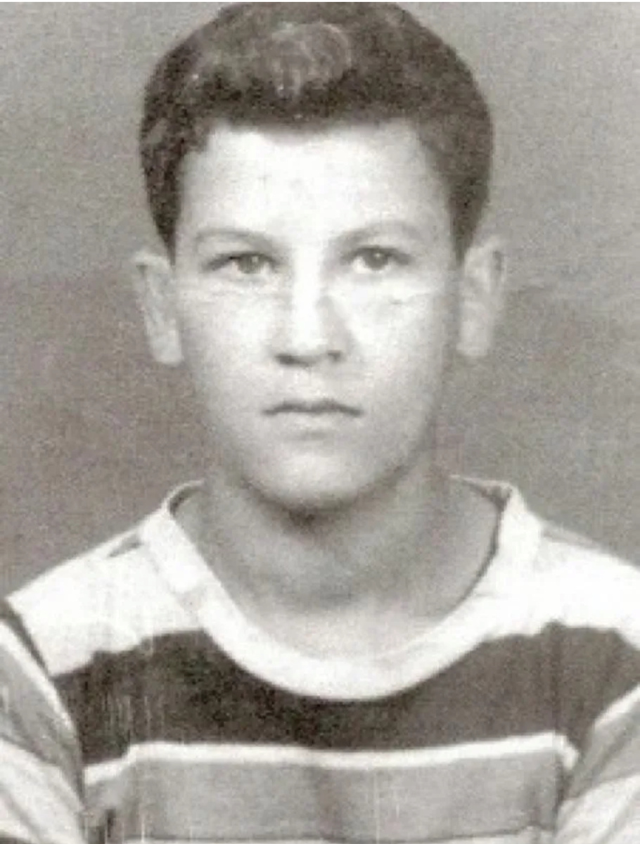 Один из редких снимков молодого Пабло Эскобара. За безмятежным взглядом скрывались амбиции, которые вскоре потрясут всю Колумбию.