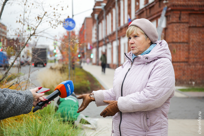    Сотрудники "Горзеленстроя" обрезают деревья, кустарники, цветы и злаковые. Эти работы нужно сделать до выпадения снега.