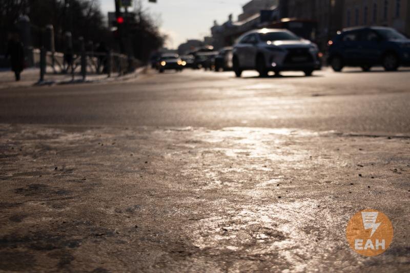    Машины на скользкой дороге