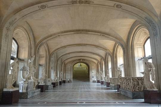    Юрист Жданов увидел в ограблении Лувра отражение проблем с общественной безопасностью во Франции