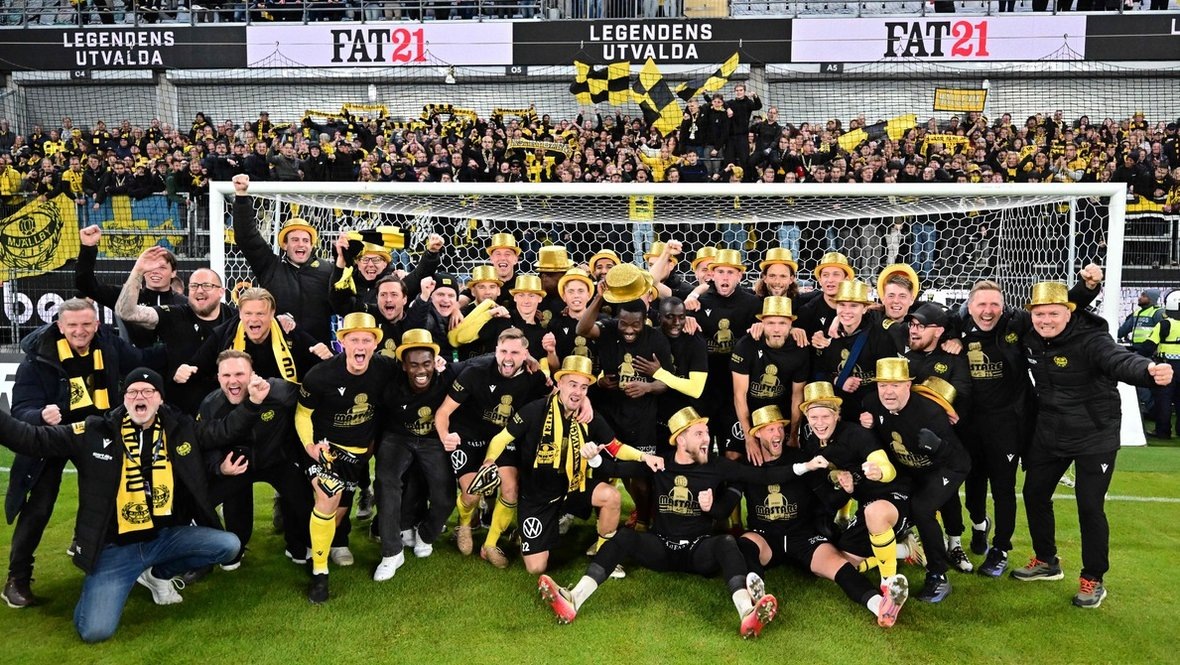    Игроки и тренеры клуба «Мьельбю» радуются победе. AFP