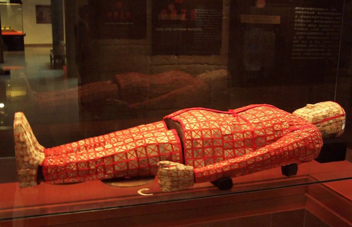 Костюм принцессы Доу Вань из нефритовых пластин с золотыми нитями