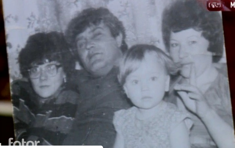 Кристина с мамой, отцом и бабушкой. "Говорим и показываем"