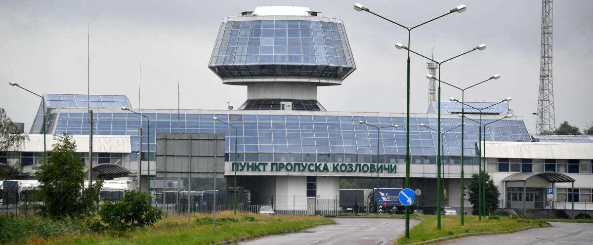 НА ГРАНИЦЕ БЕЛАРУСИ С ЕС ОБРАЗОВАЛИСЬ МНОГОКИЛОМЕТРОВЫЕ ОЧЕРЕДИ ИЗ ФУР