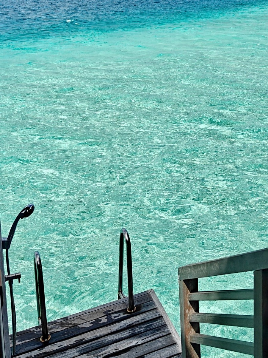 На фото - лагуна отеля Baros (с глубиной у вилл) vs лагуна одного популярного отеля 5★, где вода по щиколотку на 300 метров вперёд.