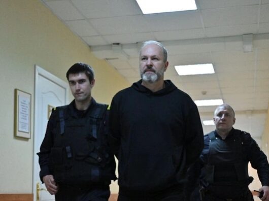    конвоиры ведут Кушнарева на заседание суда