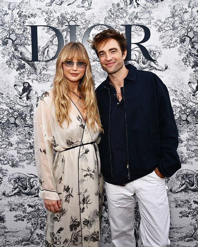 Лоуренс, коллега Паттинсона по «Умри, моя любовь», призналась, что ей нечем было угостить друга