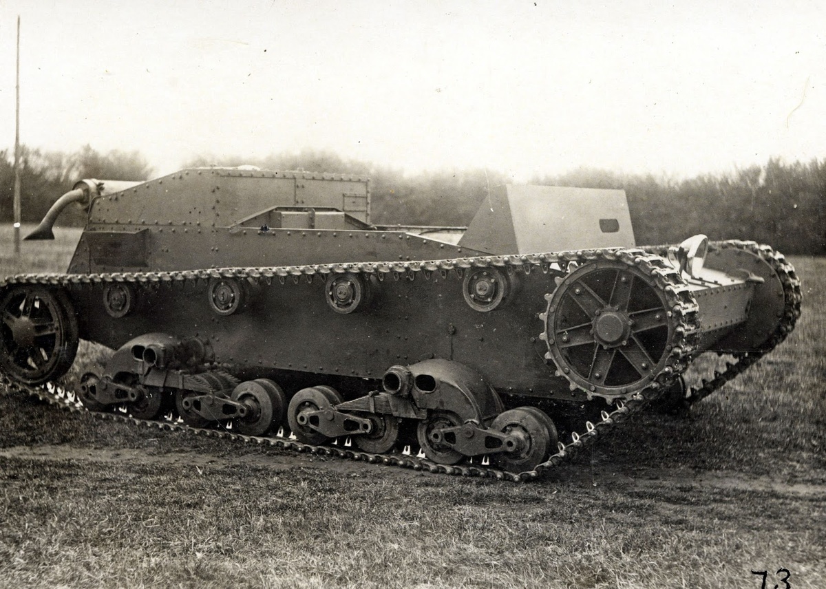 Опытный тягач B12E1, фактически первый опытный образец Vickers Mk.E с двигателем водяного охлаждения фирмы Dorman.