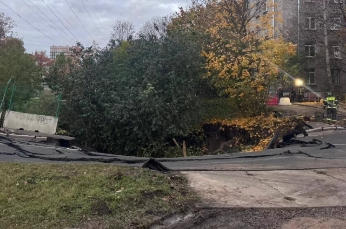    На месте дороги — пропасть.