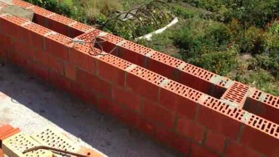 Колодцевая кладка кирпичных стен