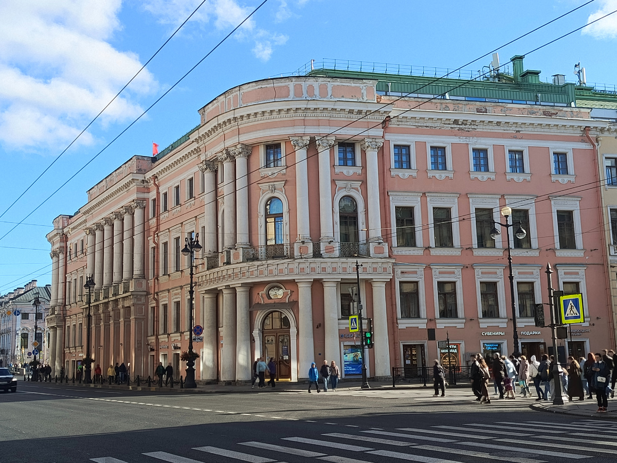Угол Невского проспекта и улицы Большой Морской. 