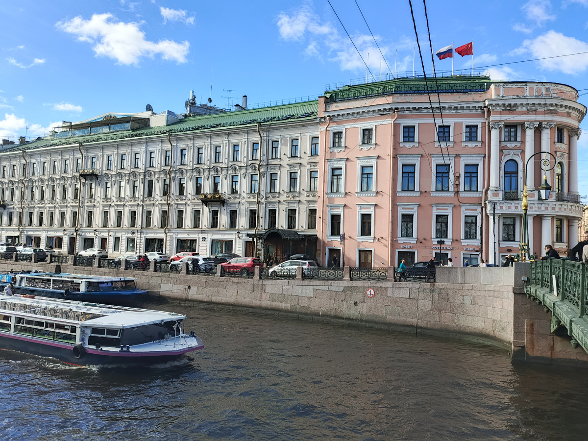 Угол Невского проспекта и набережной реки Мойки. 