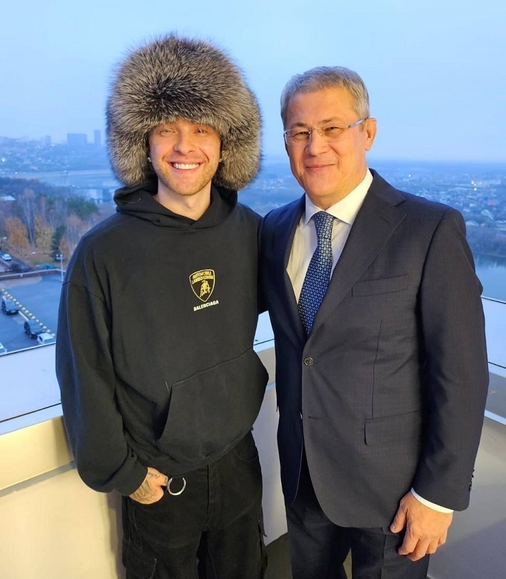 А руки прчятал в карман, чтобы татуировки не показывать (шутка). Фото Яндекс.Картинки. 