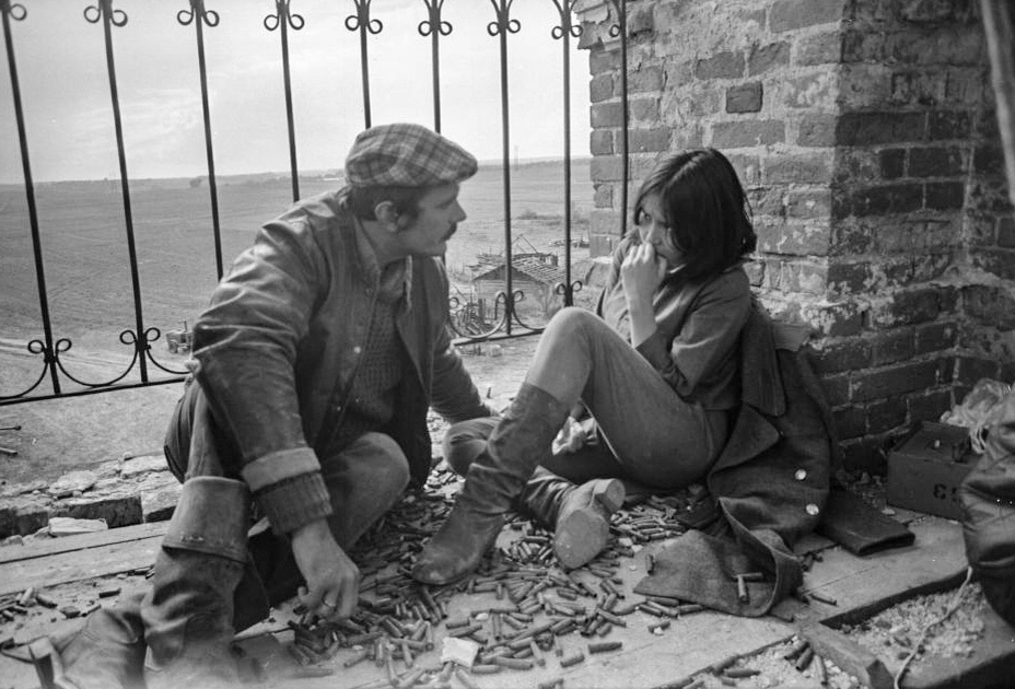 С актрисой Натальей Аринбасаровой на съемках к/м «Спокойный день в конце войны» (1970)