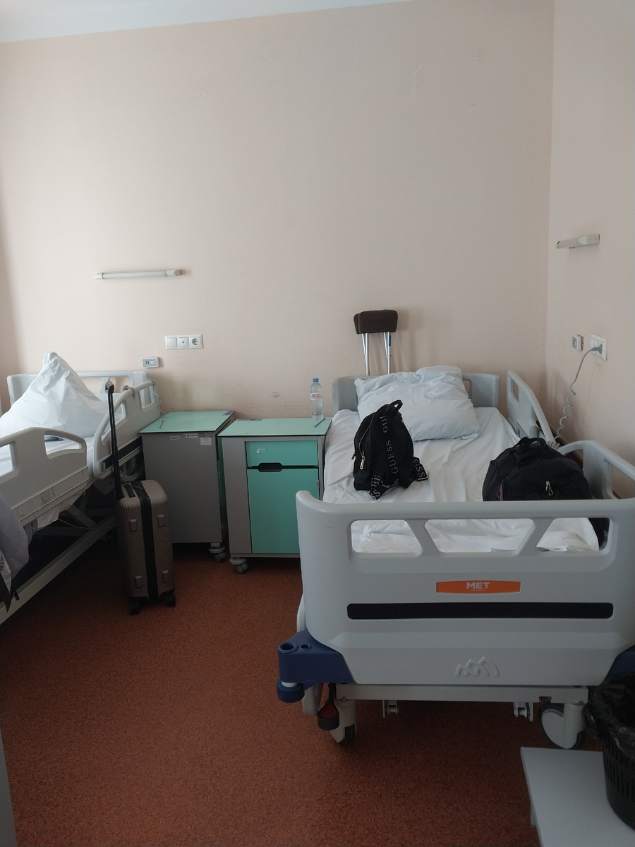 Моя кровать с сумками и костылями 