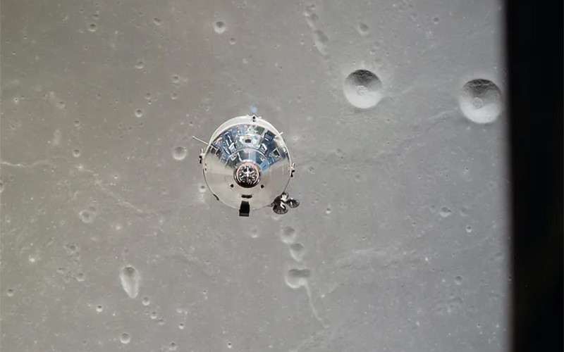 Командный модуль «Колумбия» на фоне Луны в миссии «Аполлон-11». Снимок сделан из лунного модуля «Орёл» после отстыковки.