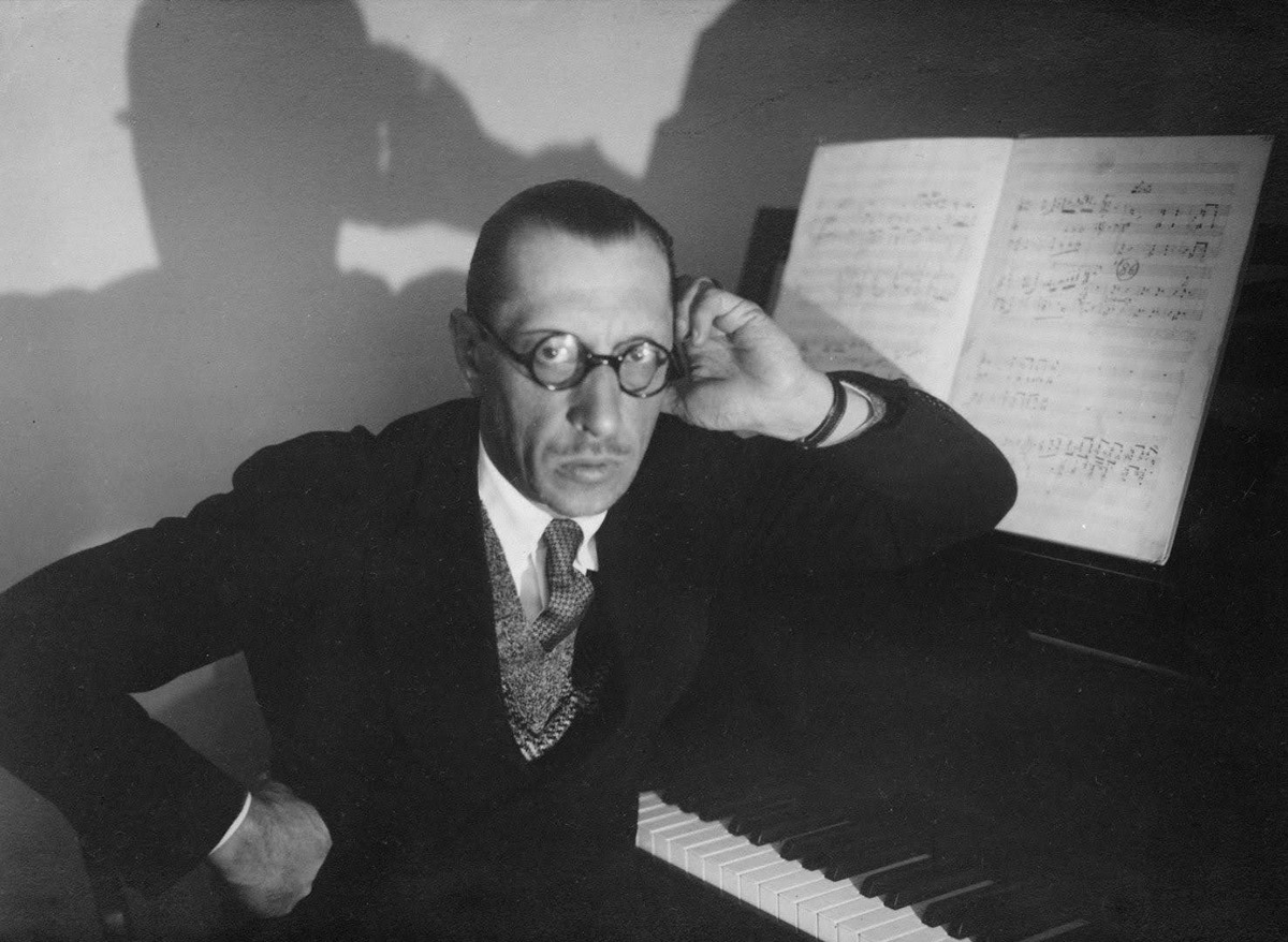 Игорь Стравинский за фортепиано. 1929