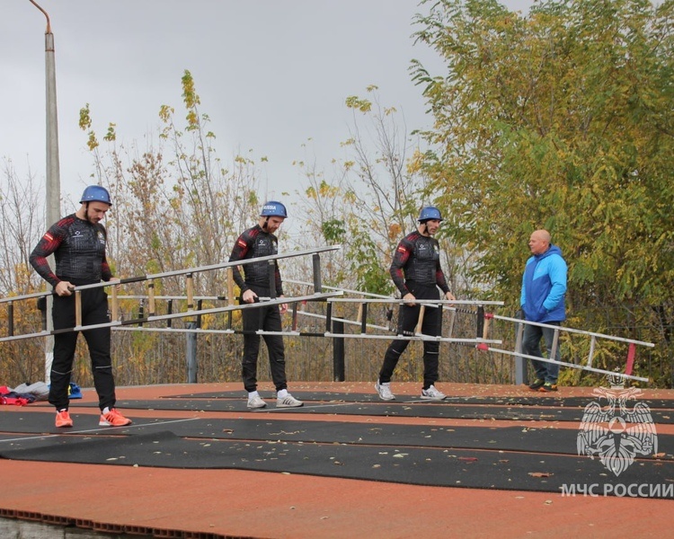     В Курске прошел пожарно-испытательный квест ко Дню отца