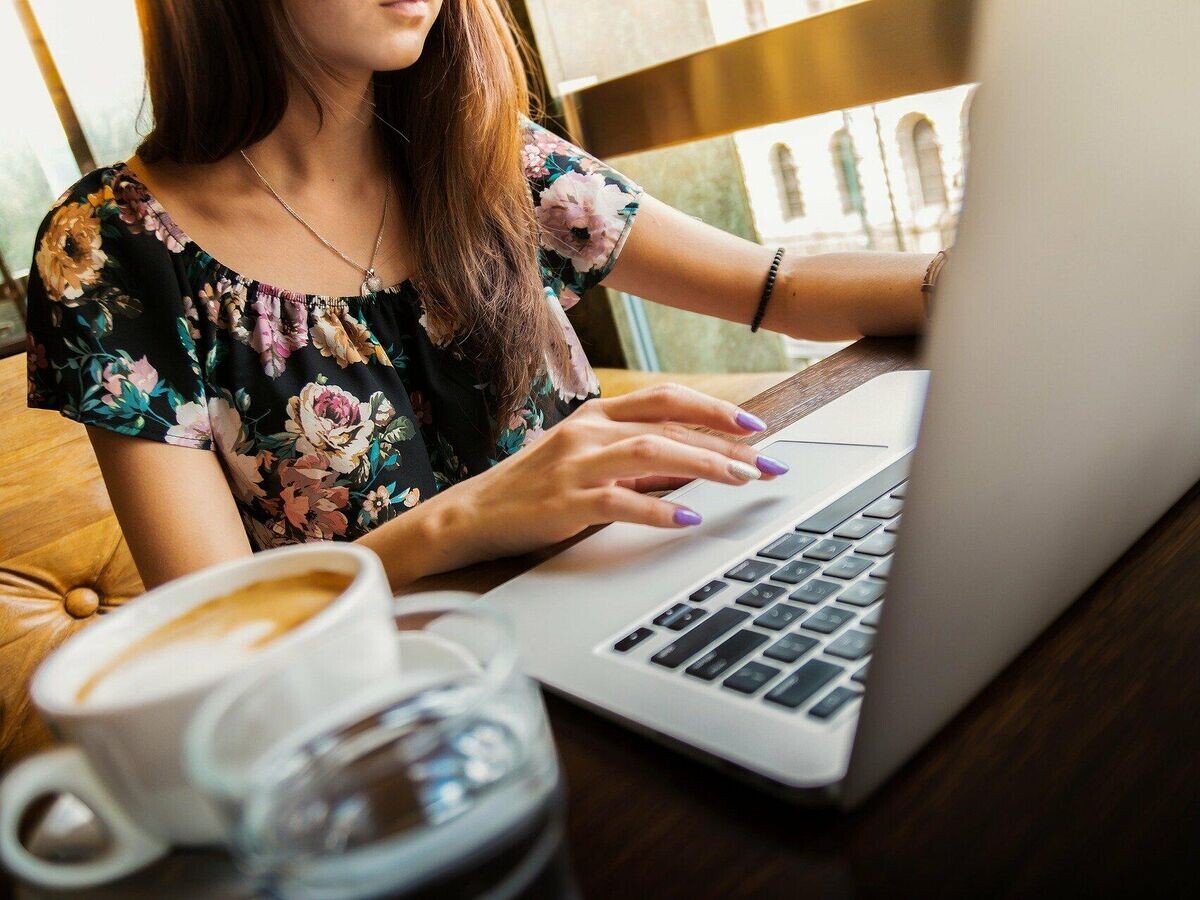    Девушка с ноутбуком© Pixabay / Pexels