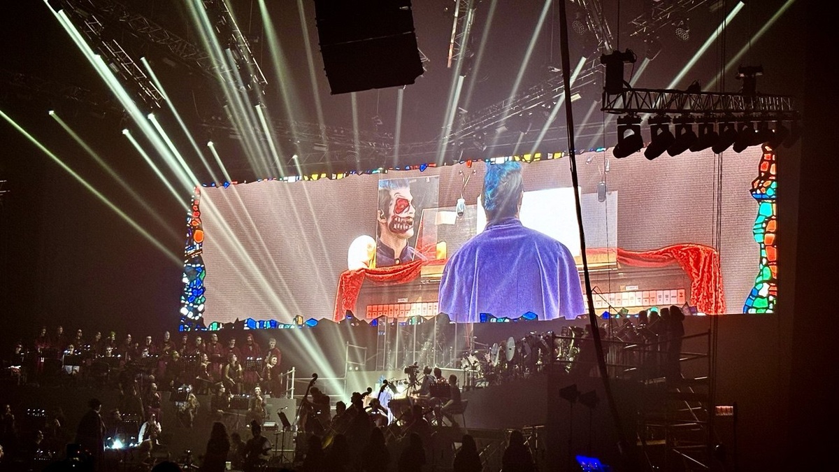 Музыкант в образе Вампира играет на оргАне