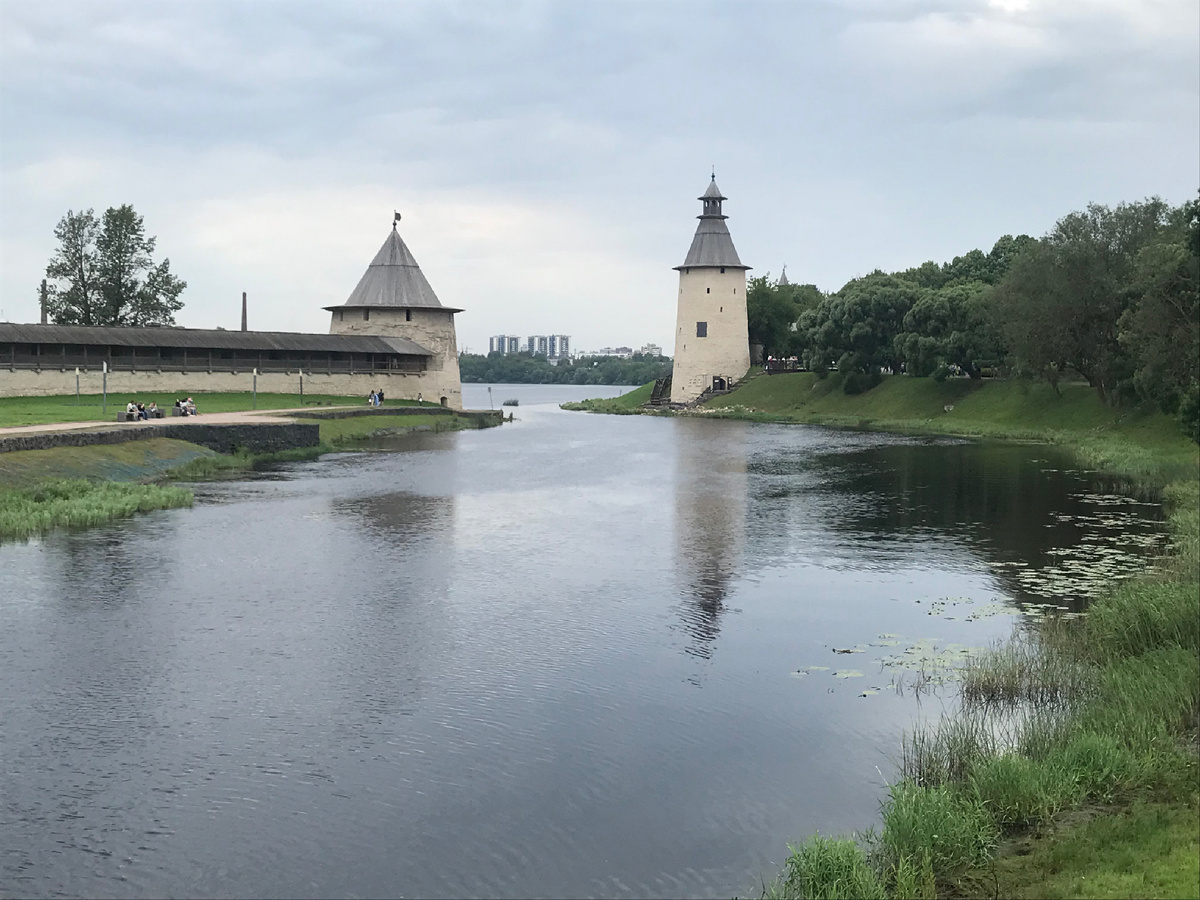Река Пскова. Вид на Плоскую и Высокую башни. Фото автора 