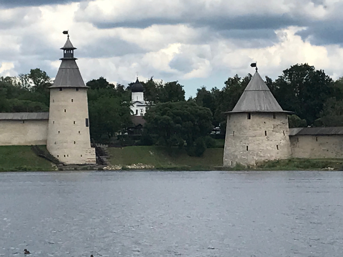 Река Великая. Вид на Высокую и Плоскую башни со стороны Ольгинской набережной. Фото автора 