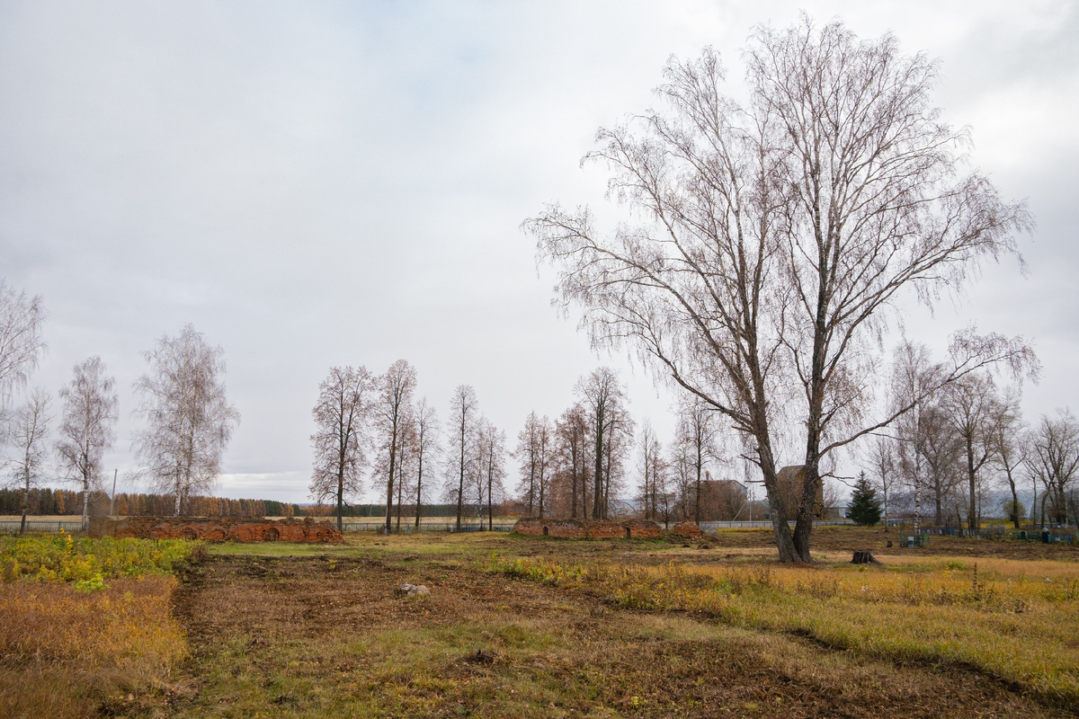 Общий вид со стороны кладбищенской калитки. Западный мавзолей слева, восточный справа. 19.10.2025
