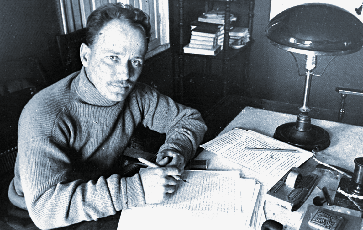 Молодой автор за работой.