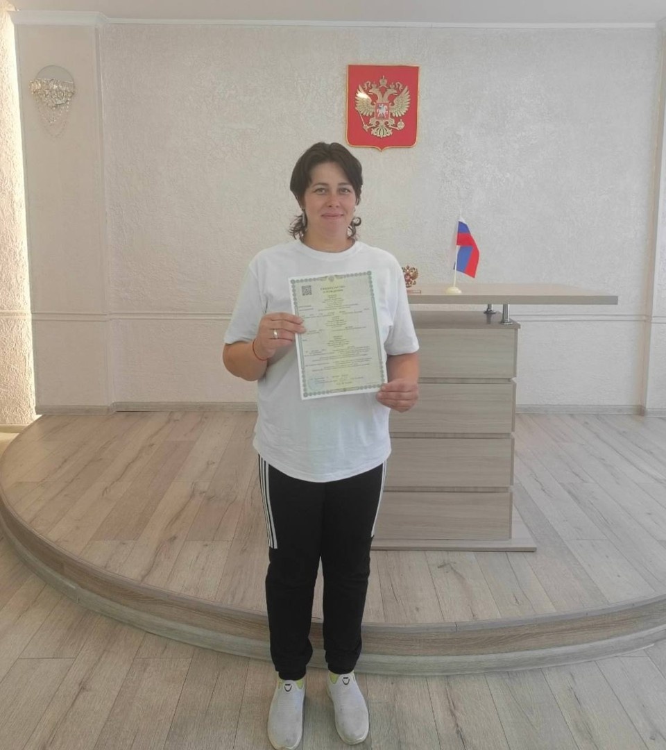 Анна в торжественной обстановке получила свидетельство о рождении малышки. Фото: ЗАГС Забайкальского края.