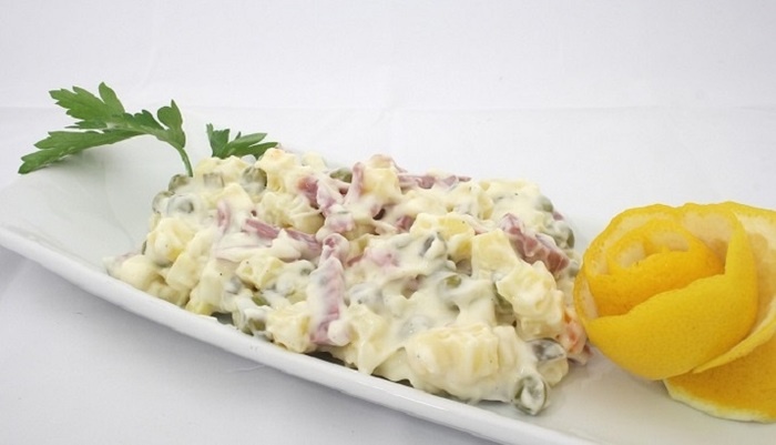    Стоимость порции оливье в 2025 году выросла до 175 рублей