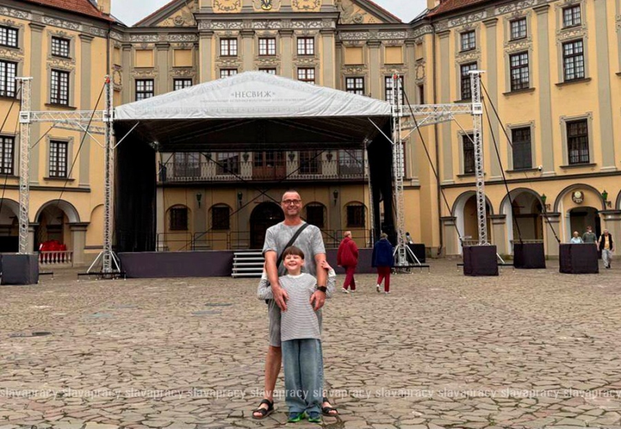     "Настоящий герой, опора и защита!": Лёшка и Стешка поздравили любимого папу с Днем отца