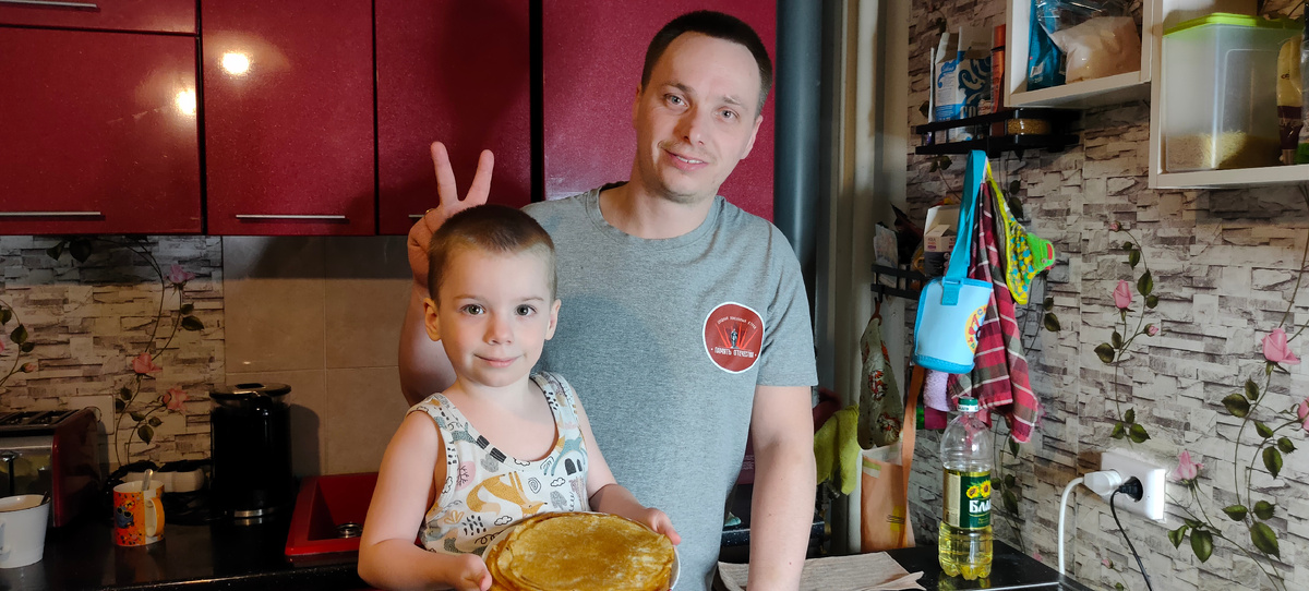 Готовим блины с сыном 