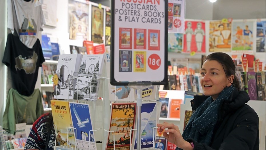 Александр Демьянчук / ТАСС. Открытки в книжном магазине Ruslania (Хельсинки, Финляндия).