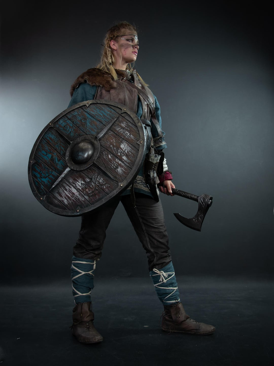 Реконструкция викинга-щитмайдены с оружием