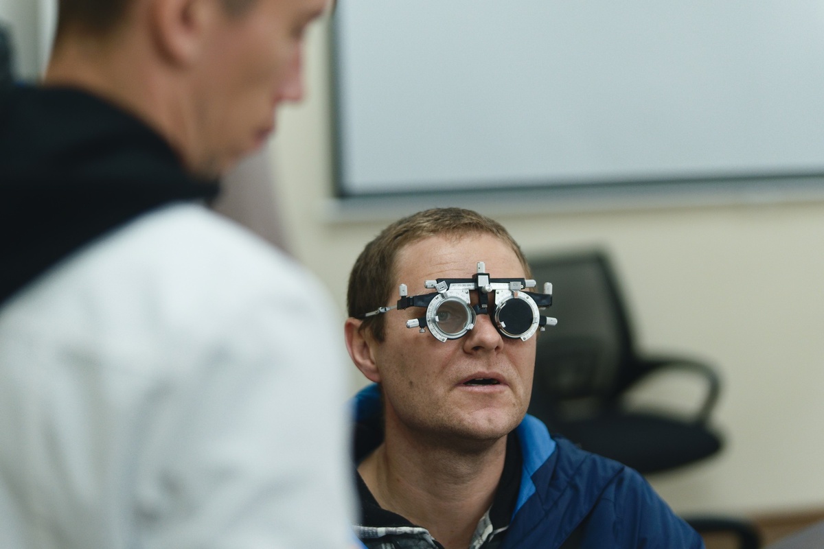 Специалисты компании-производителя корригирующих очков проводят проверку зрения горняков и подбирают нужные диоптрии. Фото Владимира Авдеева 