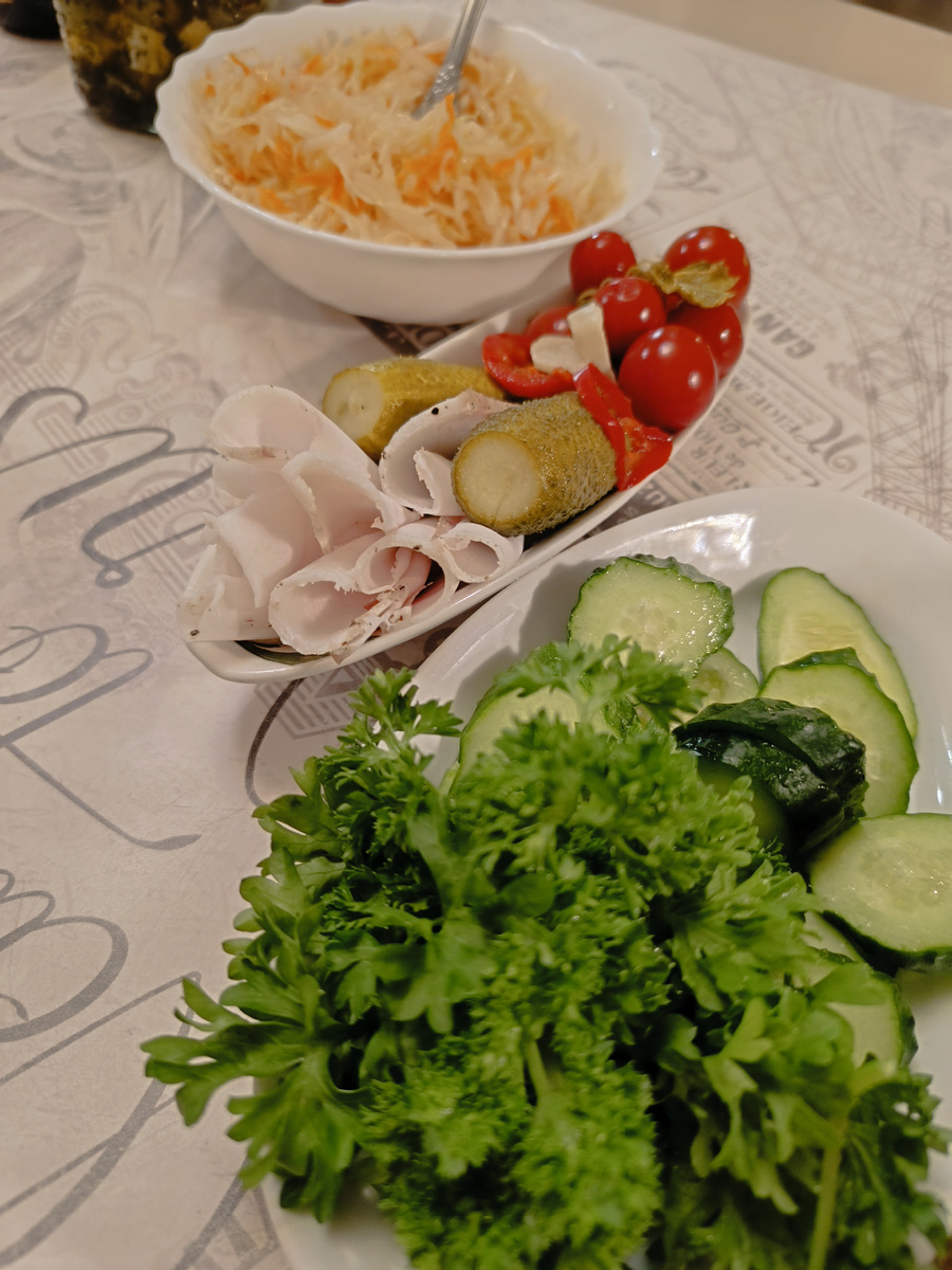 Овощи, зелень, домашние соленья, сало. 