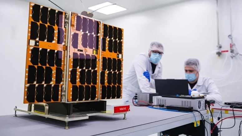    Космический телескоп Mauve размером с небольшой чемодан.Blue Skies Space