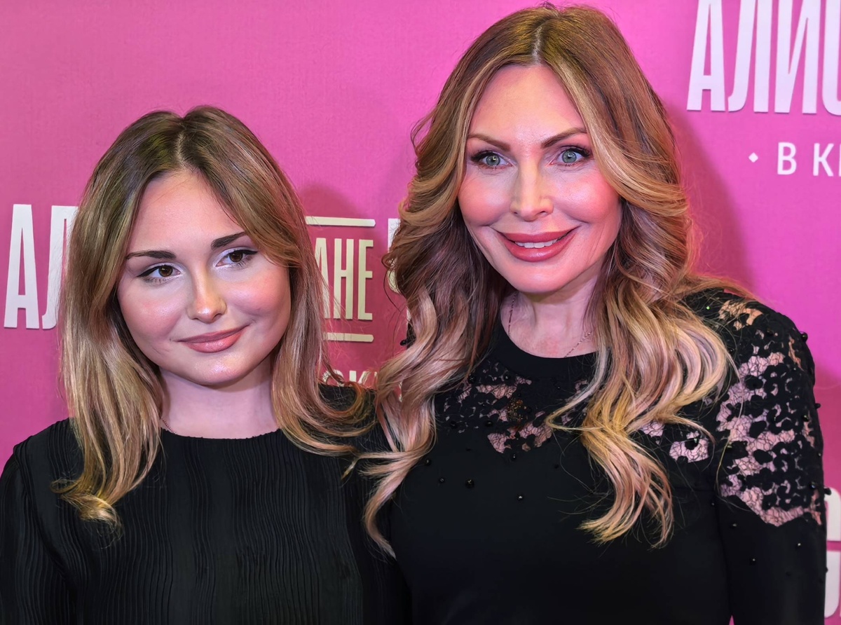    Мария вместе с мамой Натальей Бочкаревой на премьере фильма "Алиса в Стране чудес"Фото Сергея Черных