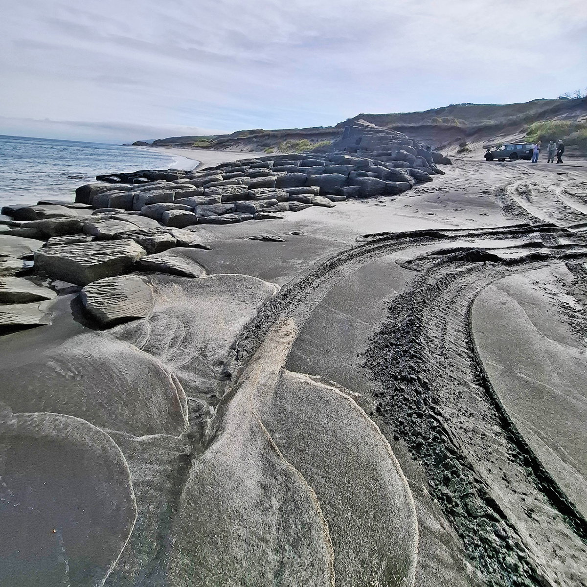 Чёрные скалы острова Итуруп. Фото автора.