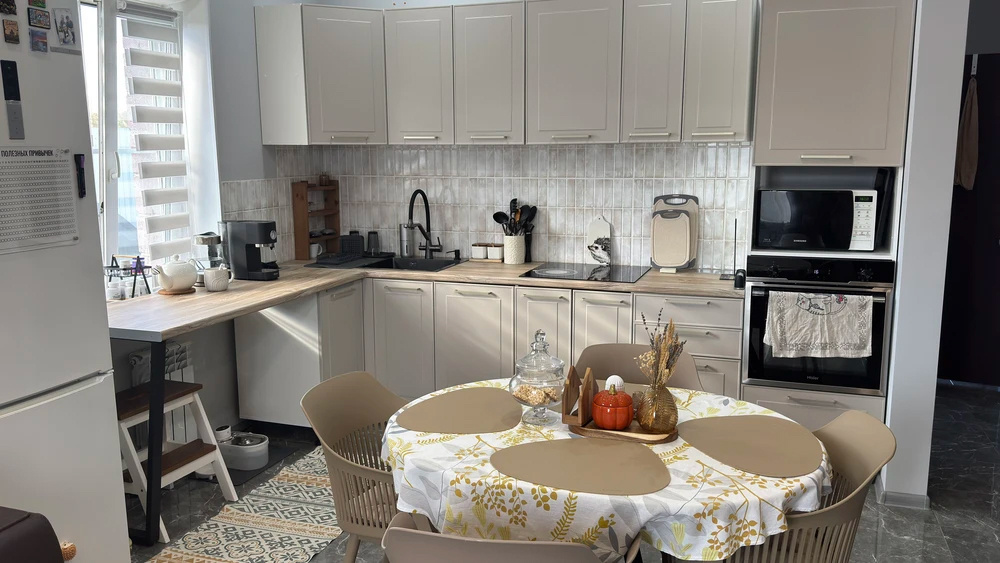 Кухня с панелями под плитку Жемчуг (арт. ВБ 414518515 / Озон 2162742274 / Я.Маркет 4422003423)