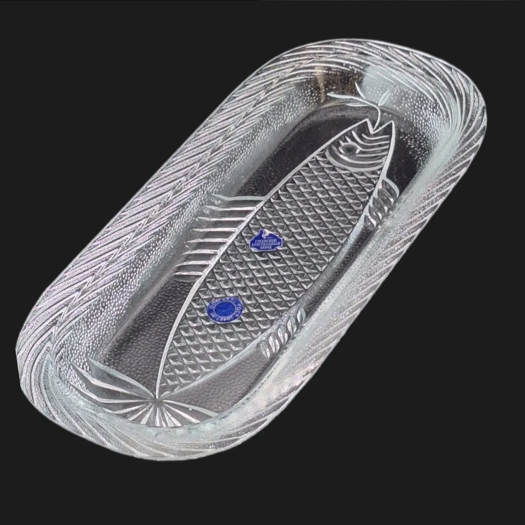 Длина 27,5 см. Ширина 12,5 см. Высота тарелки 4 см. Можно использовать в микроволновой печи. Легендарный стеклянный  Гусь-Хустальный завод основан в 1756 году. Это одно из главных стекольных производств промышленников Мальцовых.