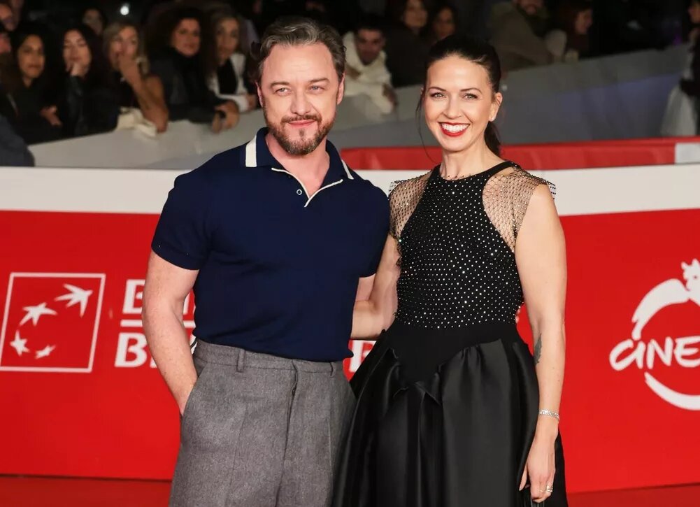    Джеймс Макэвой вышел на красную дорожку с женой