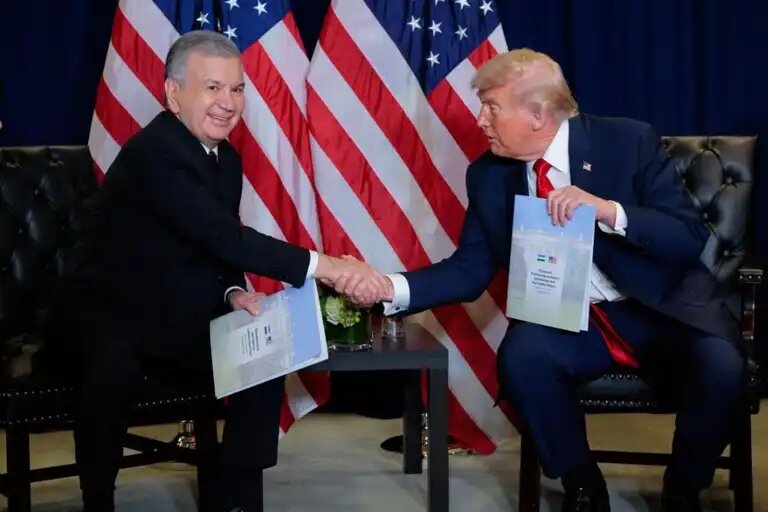    Шавкат Мирзиёев и Дональд Трамп на встрече в Нью-Йорке, 23 сентября 2025 г. Фото: Getty Images
