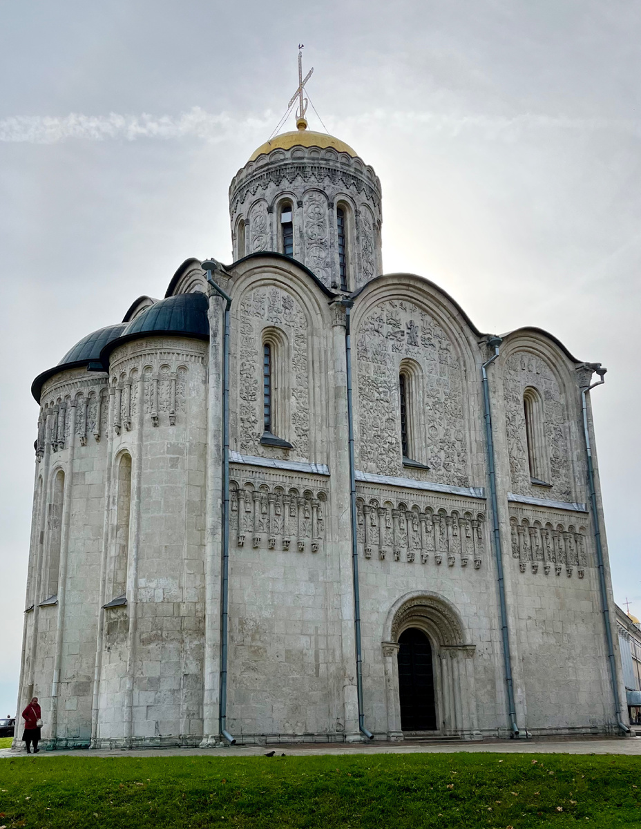 Дмитриевский собор с уникальным резным убранством фасадов. В 19 веке при реставрации были разобраны остатки разрушенных галерей, соединяющих храм с несохранившимся княжеским дворцом Всеволода Большое Гнездо.