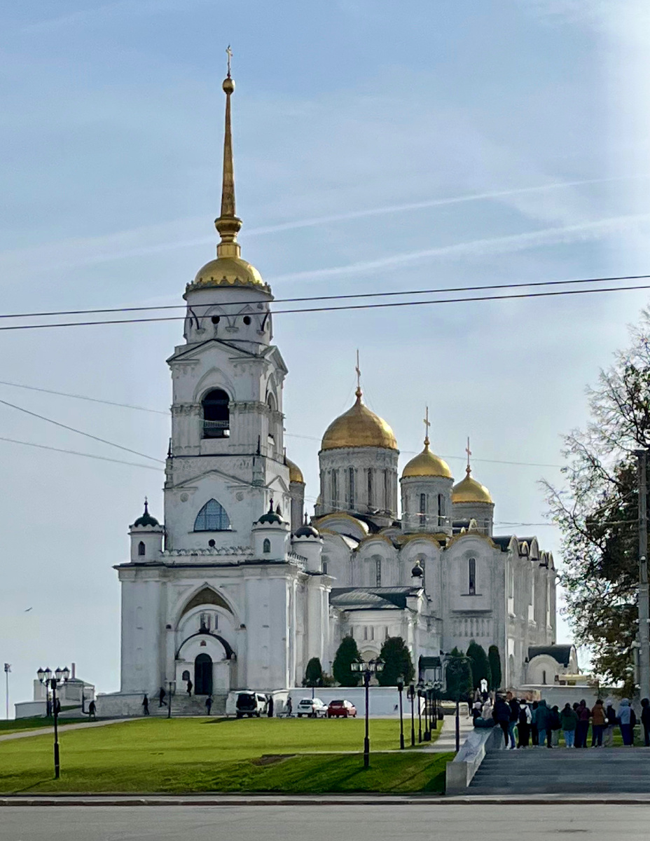Успенский собор был и есть главный в городе. Здесь захоронены древнерусские князья. А на стенах сохранились фрески Андрея Рублёва и Даниила Чёрного, а также фрагменты более старых росписей. Колокольня и Георгиевский придел построены позже, в 19 веке.
