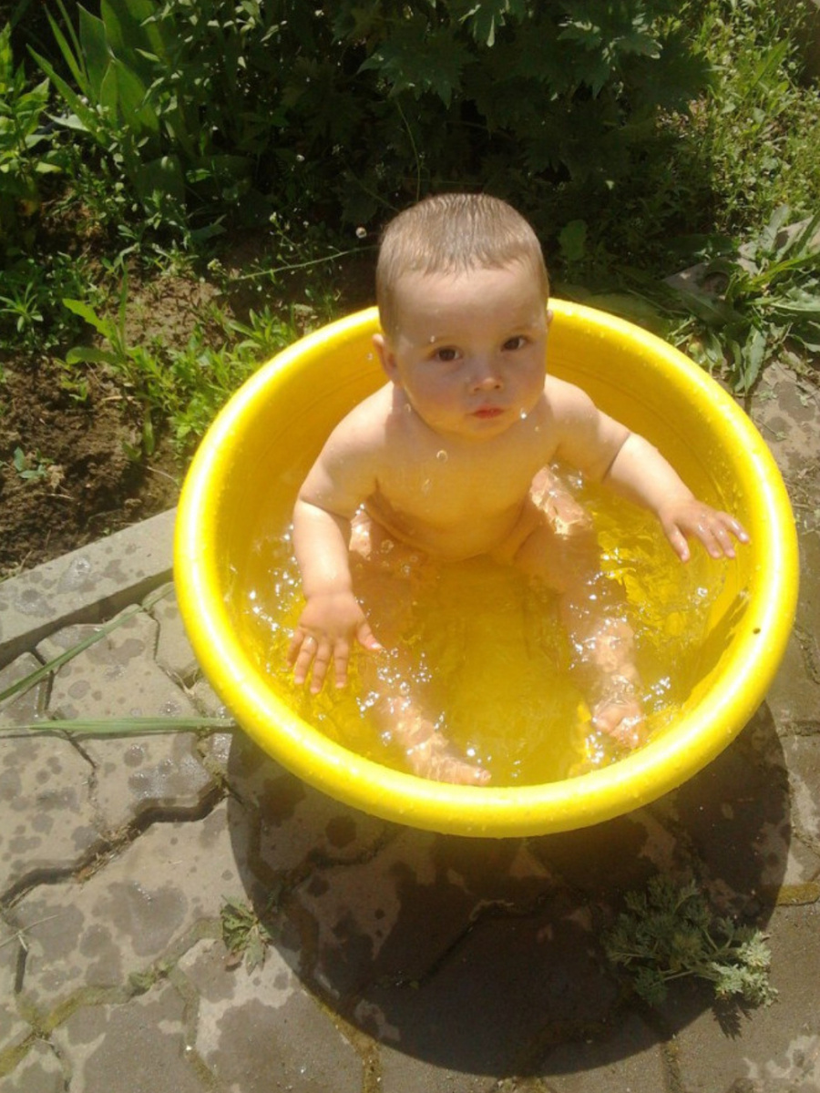 Солнечные ванны у дедушки и бабушки 