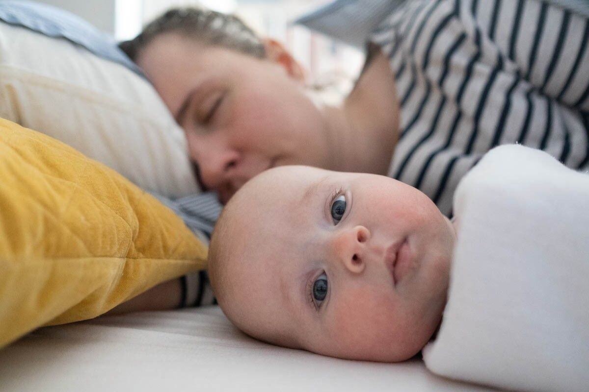 Бессонница у малыша — тяжелое испытание для родителей. Источник: RealPeopleStudio / Shutterstock / FOTODOM📷
